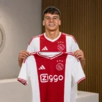 Jofre Torrents poseert tijdens zijn officiële voorstelling als speler van Ajax.