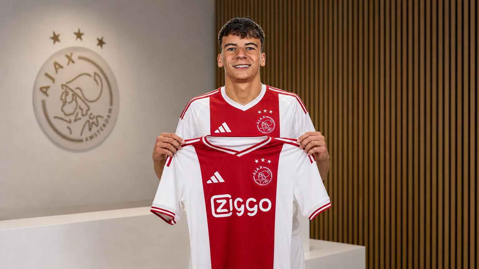 Jofre Torrents poseert tijdens zijn officiƫle voorstelling als speler van Ajax.
