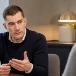 Jonathan Lardot luistert tijdens een gesprek over een scheidsrechtersbeslissing.