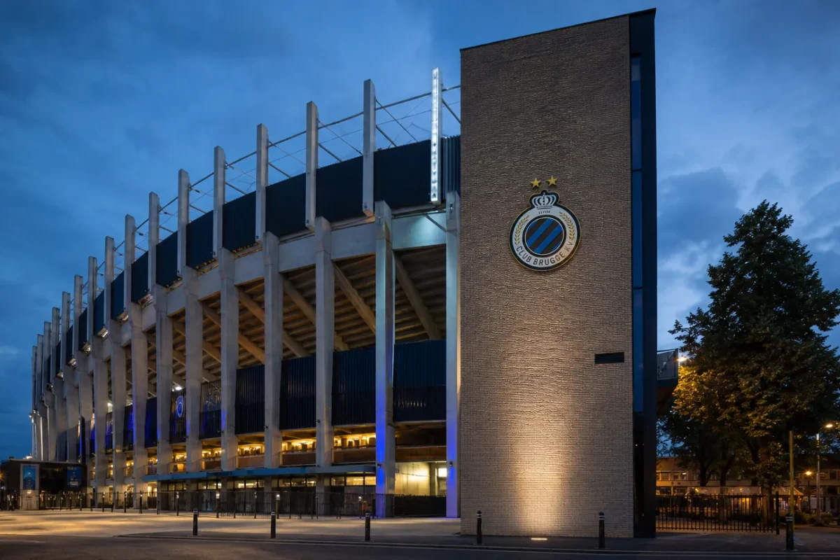 Het Jan Breydelstadion met een subtiel Club Brugge-embleem aan de gevel.