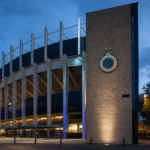Het Jan Breydelstadion met een subtiel Club Brugge-embleem aan de gevel.