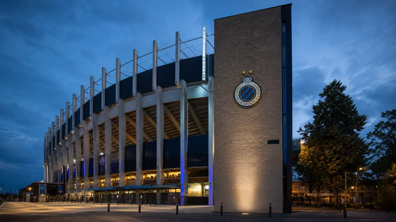 Het Jan Breydelstadion met een subtiel Club Brugge-embleem aan de gevel.