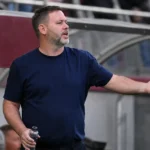 Michael Beale protesteert met een handgebaar in de technische zone van Zulte Waregem.