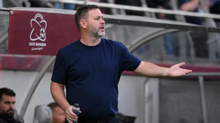 Michael Beale protesteert met een handgebaar in de technische zone van Zulte Waregem.
