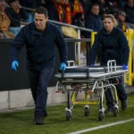 Medische staf rolt een brancard langs de zijlijn bij een wedstrijd van KV Mechelen.