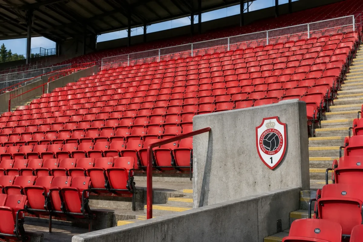 Lege tribunezone in het Bosuilstadion met een discreet Royal Antwerp FC-clubanker.