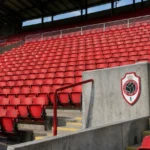 Lege tribunezone in het Bosuilstadion met een discreet Royal Antwerp FC-clubanker.