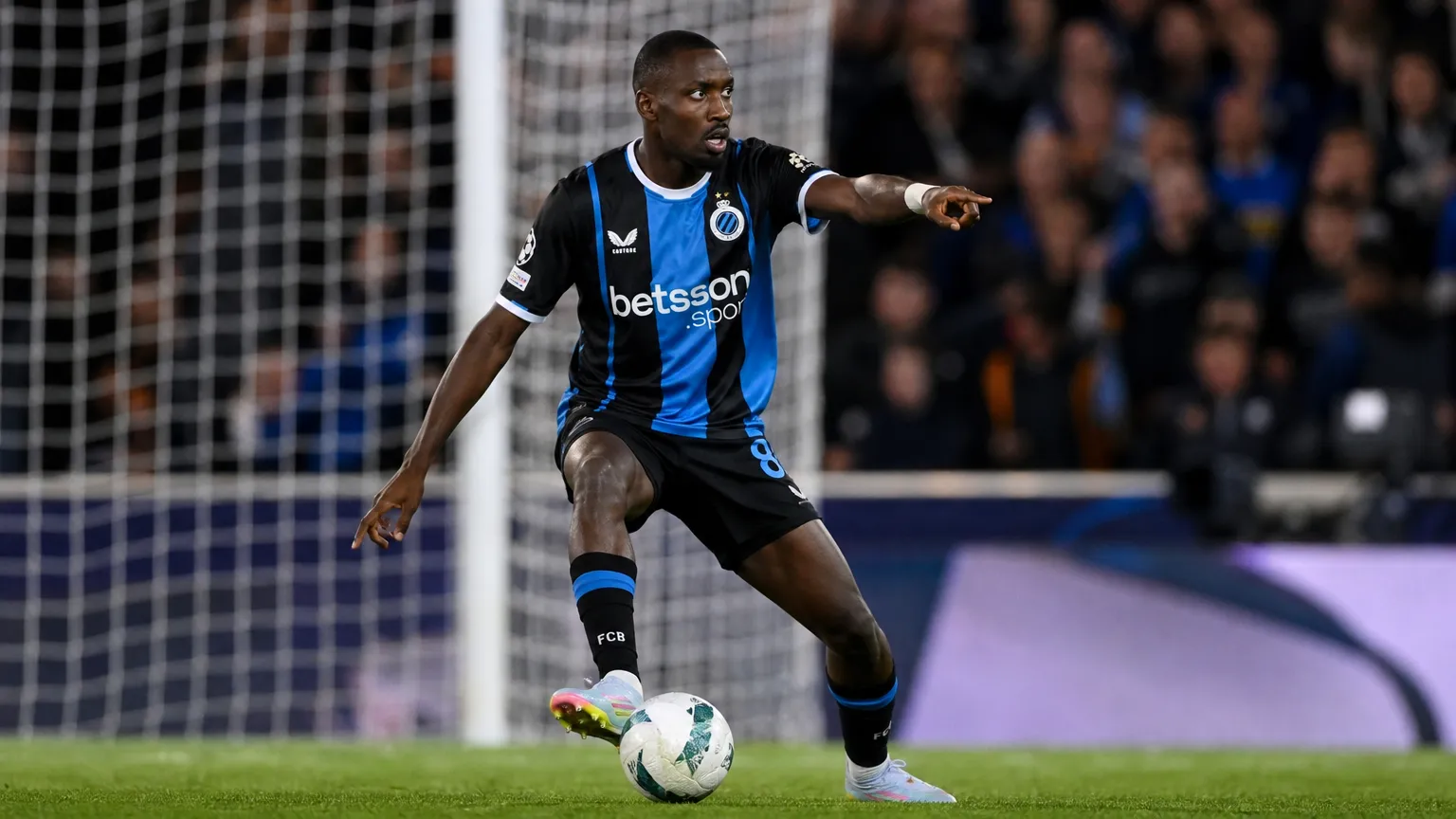 Carlos Forbs van Club Brugge in actie met de bal voor doel.