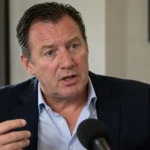 Marc Wilmots spreekt tijdens een neutraal persmoment in een binnenruimte.