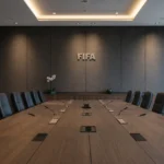 Lege vergaderruimte van de FIFA met één discreet FIFA-embleem aan de wand