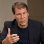Rudi Garcia spreekt rustig tijdens een interview in een neutrale gespreksruimte.