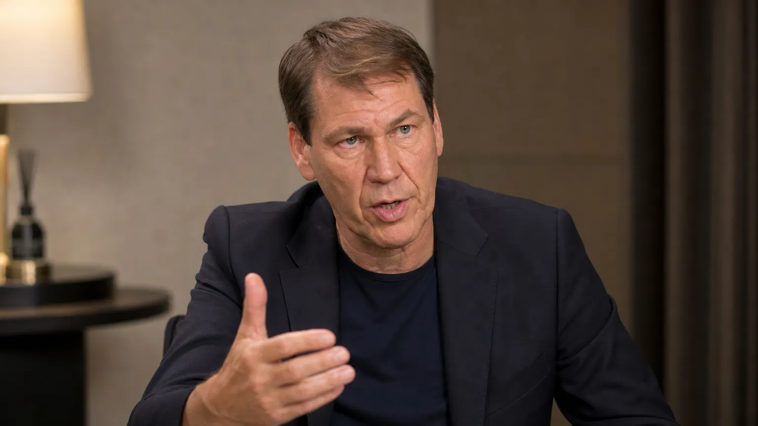 Rudi Garcia spreekt rustig tijdens een interview in een neutrale gespreksruimte.