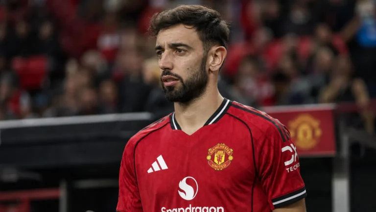 Bruno Fernandes in het tenue van Manchester United aan de rand van het veld.