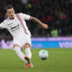 Jari Vandeputte trapt een vrije trap voor Cremonese tijdens de bekerwedstrijd.