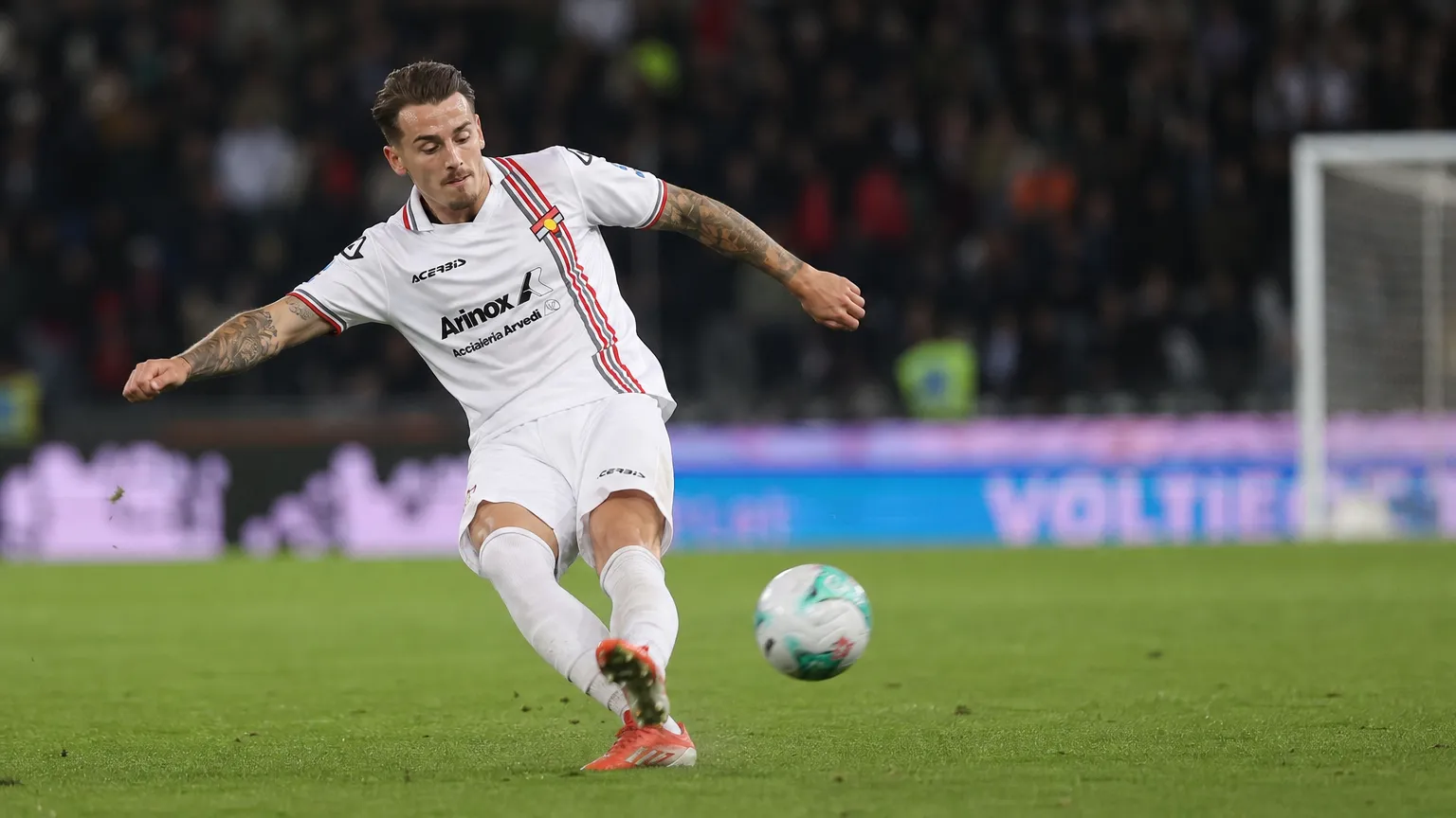 Jari Vandeputte trapt een vrije trap voor Cremonese tijdens de bekerwedstrijd.