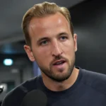 Harry Kane geeft een antwoord tijdens een persmoment in een neutrale stadionomgeving.