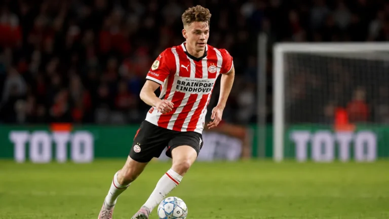 Matteo Dams in een rood-wit gestreept PSV-shirt tijdens een voetbalmoment.