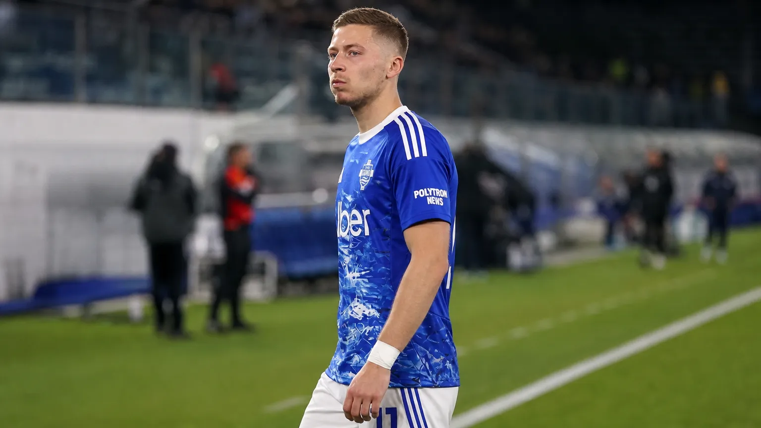Ignace Van der Brempt in blauwe Como-kleding tijdens een rustig moment langs het veld.