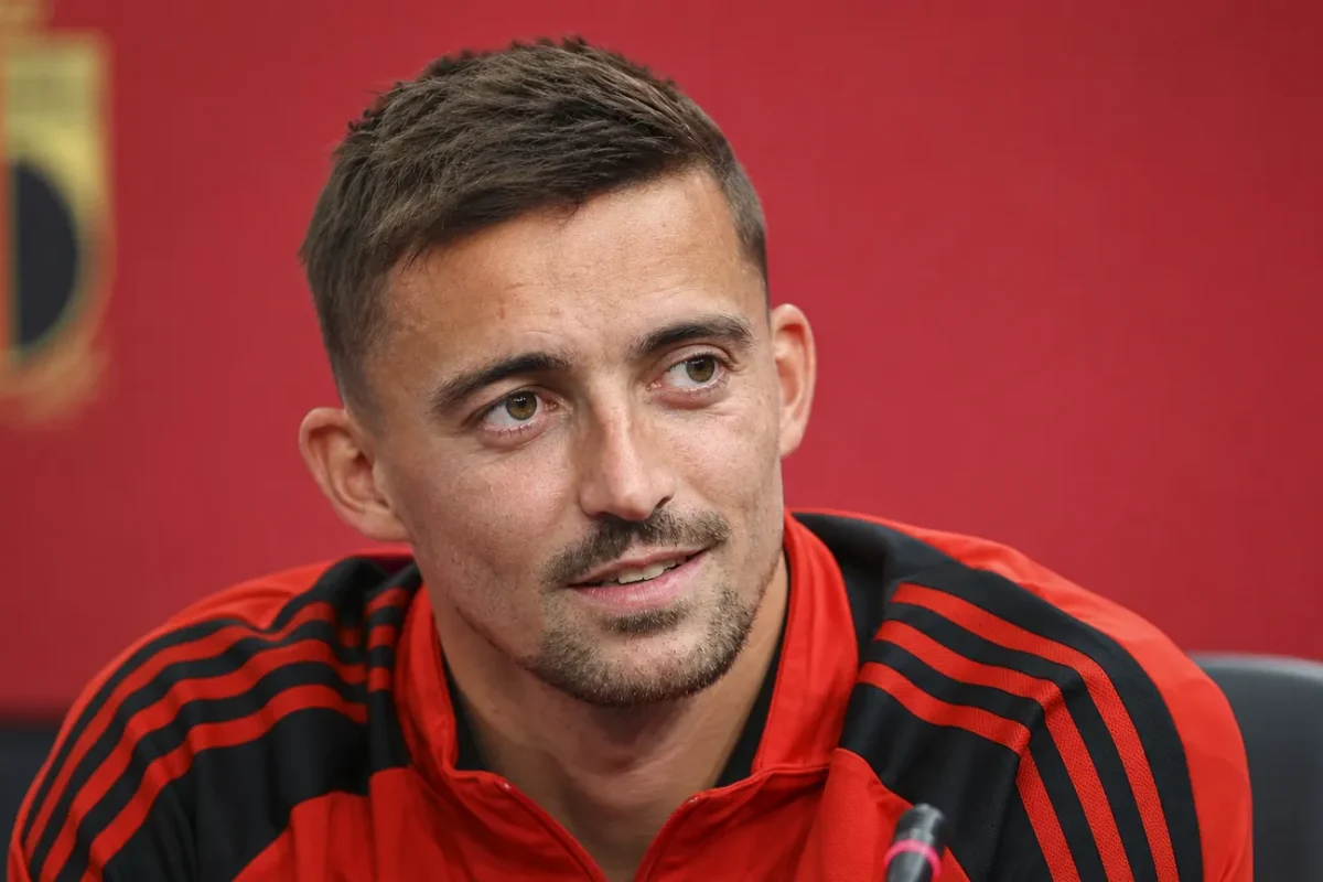 Timothy Castagne tijdens een mediamoment in Belgische sportkleding.