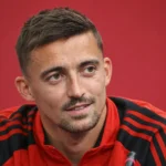 Timothy Castagne tijdens een mediamoment in Belgische sportkleding.
