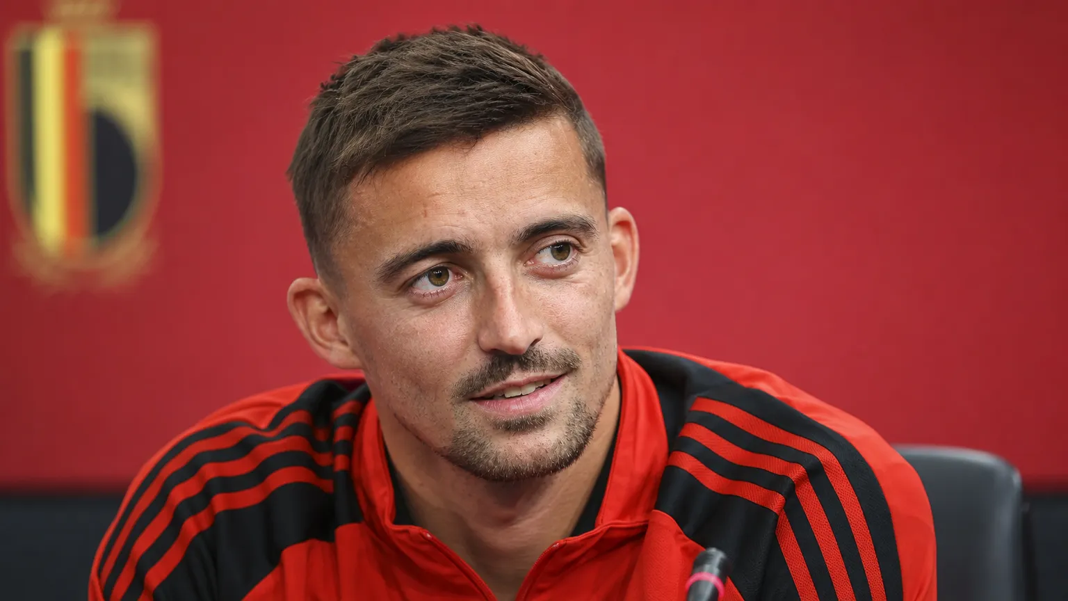 Timothy Castagne tijdens een mediamoment in Belgische sportkleding.