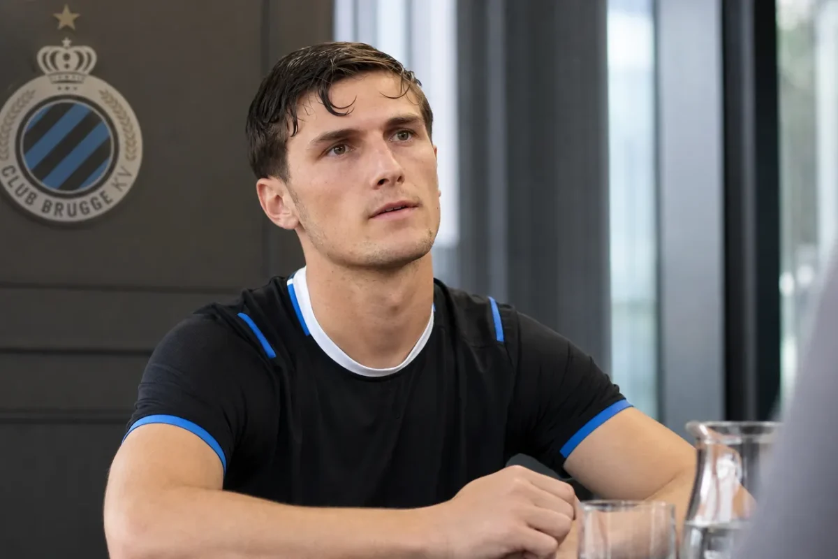 Freddie Potts tijdens een rustig interviewmoment in een stadionruimte van Club Brugge.