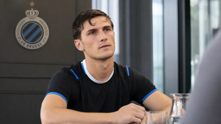 Freddie Potts tijdens een rustig interviewmoment in een stadionruimte van Club Brugge.
