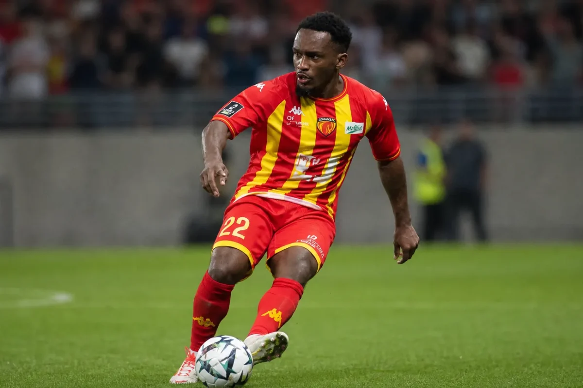 Lucas Calodat in het rood-geel van Le Mans tijdens een voetbalactie op het veld.