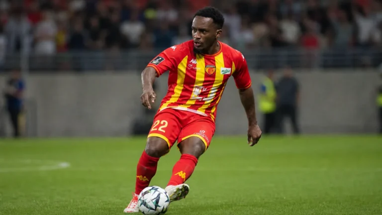 Lucas Calodat in het rood-geel van Le Mans tijdens een voetbalactie op het veld.