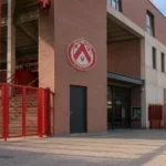 De toegang tot het stadion van KV Kortrijk met een discreet clubembleem aan de gevel.