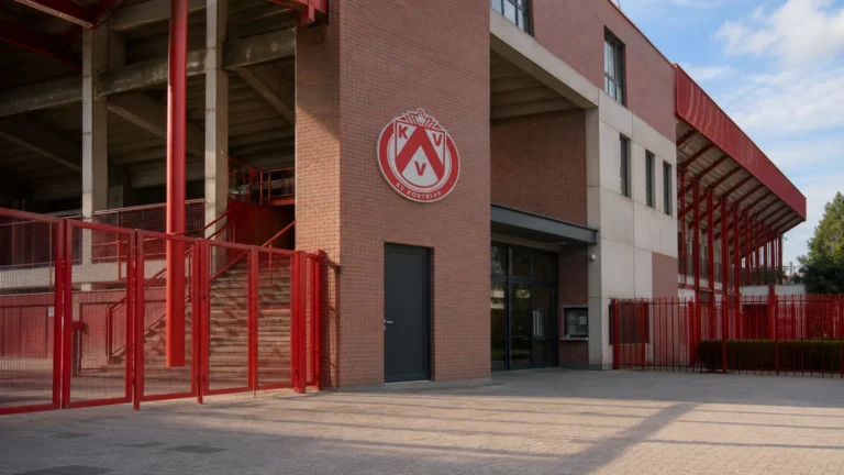 De toegang tot het stadion van KV Kortrijk met een discreet clubembleem aan de gevel.