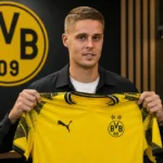 Joey Veerman poseert met het shirt van Borussia Dortmund tijdens een officiële clubpresentatie.