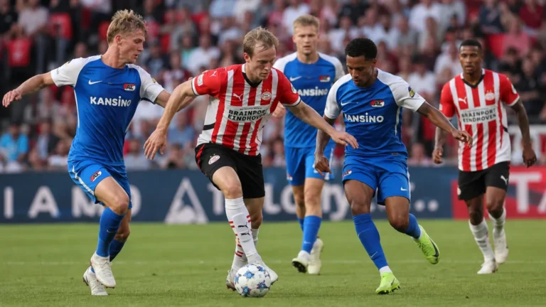 Spelmoment met PSV en AZ in het Philips Stadion.