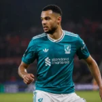 Cody Gakpo in een turquoise wedstrijdshirt op het veld tijdens een oefenduel.