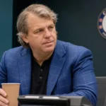Todd Boehly tijdens een zakelijk overleg in een Chelsea-omgeving.