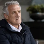 Fred Rutten tijdens een rustig televisie-interview in donkere jas.