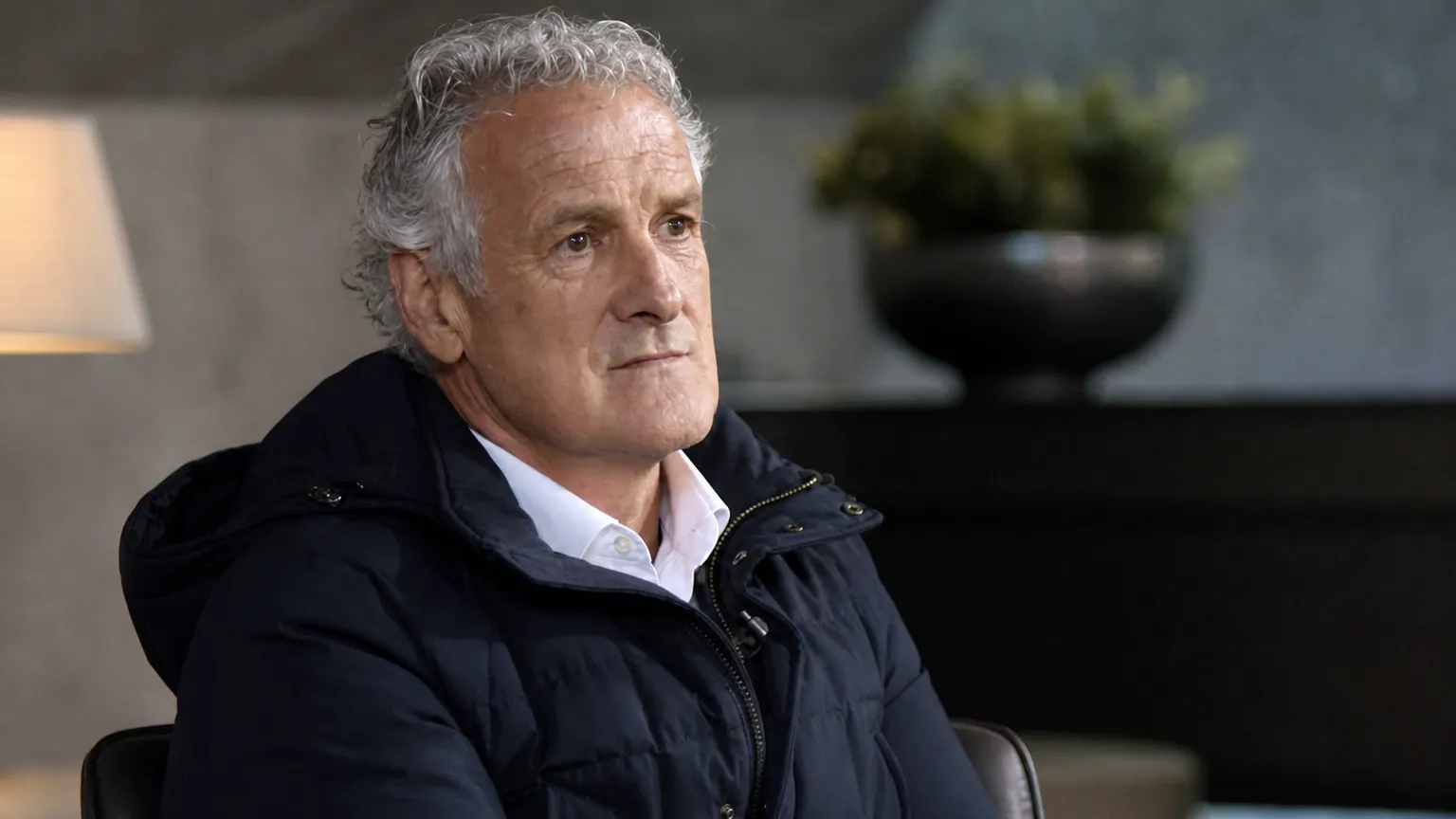 Fred Rutten tijdens een rustig televisie-interview in donkere jas.