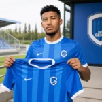 Kevin Amaro poseert met een KRC Genk-shirt tijdens zijn officiële voorstelling.