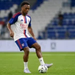 Loïs Openda warmt op in het tenue van Olympique Lyon op het veld.