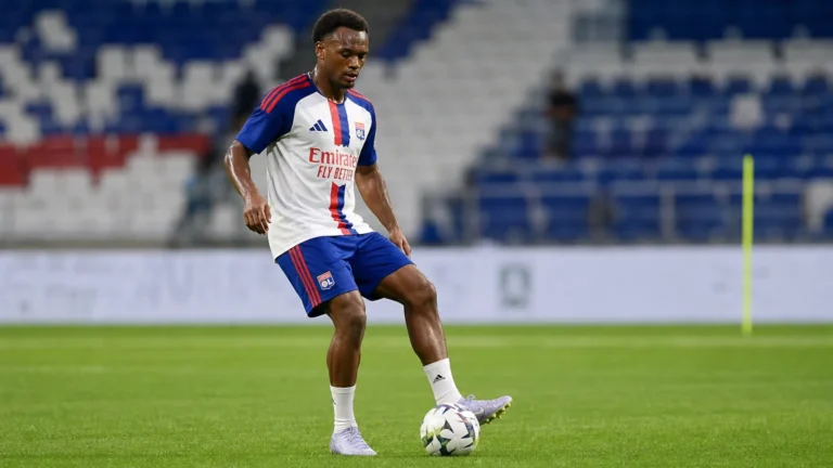 Loïs Openda warmt op in het tenue van Olympique Lyon op het veld.