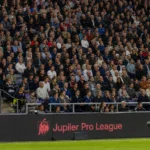 Een volle voetbaltribune tijdens een wedstrijd in de Jupiler Pro League.