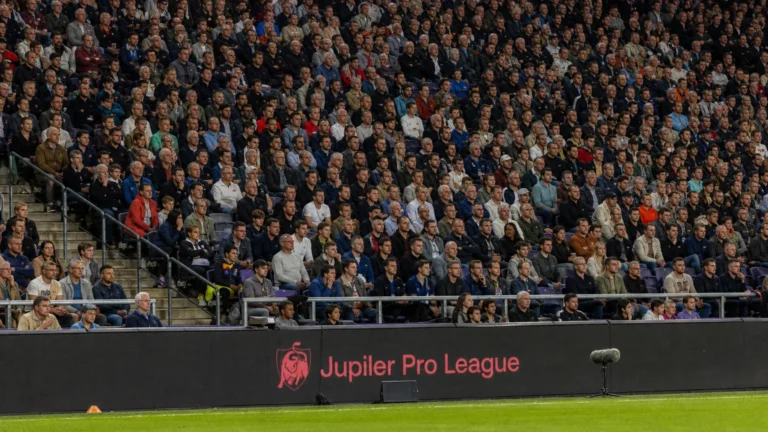 Een volle voetbaltribune tijdens een wedstrijd in de Jupiler Pro League.