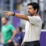 Vitor Bruno geeft aanwijzingen langs de zijlijn bij RSC Anderlecht.