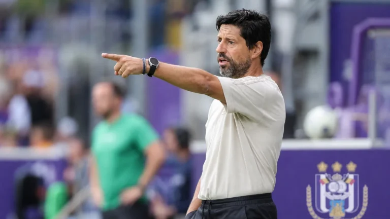 Vitor Bruno geeft aanwijzingen langs de zijlijn bij RSC Anderlecht.