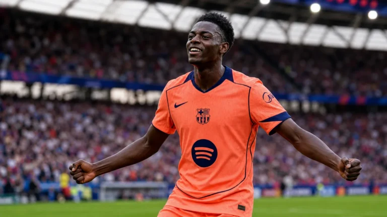 Jesse Bisiwu viert een doelpunt op het veld in zijn oranje Barcelona-shirt.