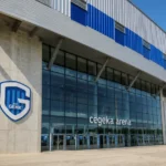 De ingang van de Cegeka Arena met een discreet KRC Genk-clubanker.