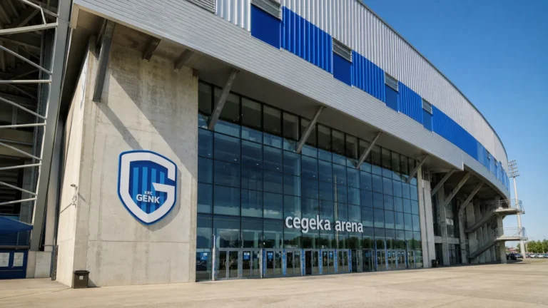 De ingang van de Cegeka Arena met een discreet KRC Genk-clubanker.