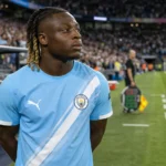 Jérémy Doku van Manchester City op de zijlijn na zijn wissel bij de rust.