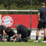 Medische hulpverleners verzorgen een speler aan de zijlijn tijdens een oefenwedstrijd van Bayern München.