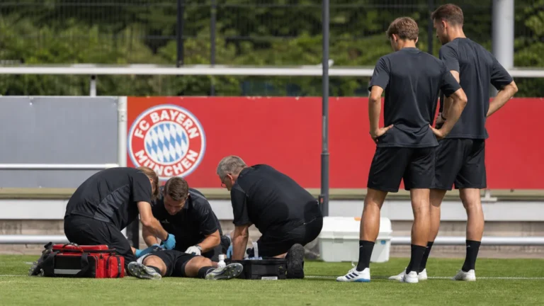 Medische hulpverleners verzorgen een speler aan de zijlijn tijdens een oefenwedstrijd van Bayern München.